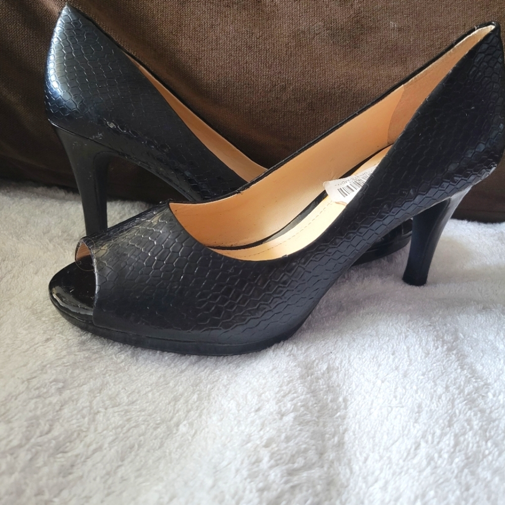Black heels with peep toe